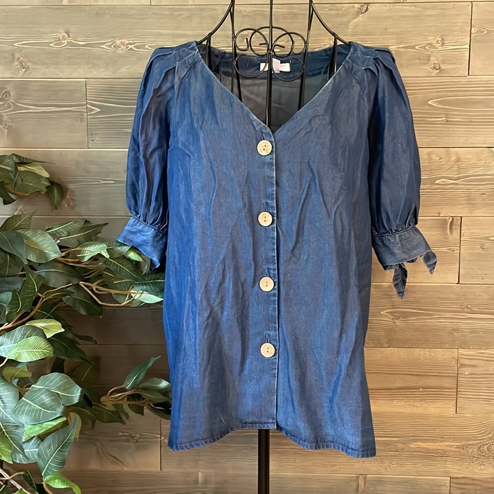 LC Lauren Conrad size small V-neck denim blouse